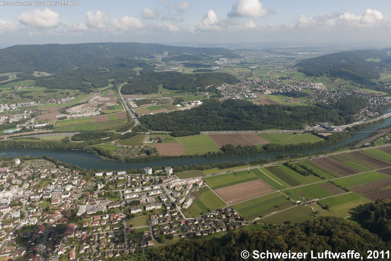 Würenlos - Furttal, Blick NE-wärts. Im Vordergund links: Neuenhof, vis-à-vis, rechts der Limmat: Schrebergartensiedlung 'Chlosterschür' (Position: 2'668'087.39, 1'255'157.29). Ganz rechts Bildmitte: Autobahnraststätte A1 'Würenlos'. Siedlung rechte Bildmitte: Würenlos mit Blick ins Furttal.